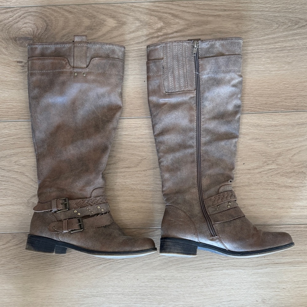 XOXO Women’s Knee-High Riding Style Boots W/ Buckle Detail Size 8
